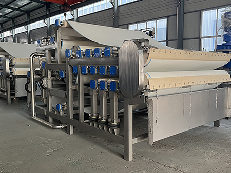 【诺坤环保】带式果汁压榨机进料系统如何工作？